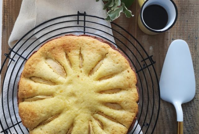 La ricetta della torta di mele con due impasti