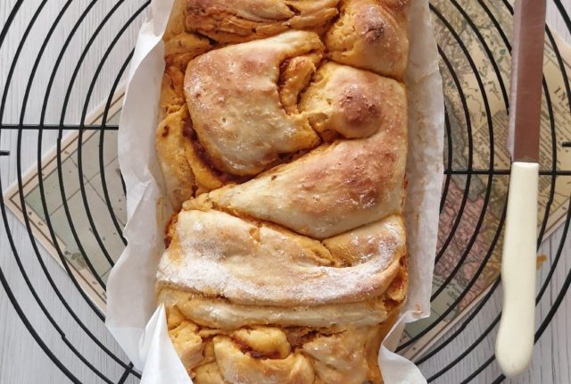 La ricetta della babka salata con pesto di pomodori secchi
