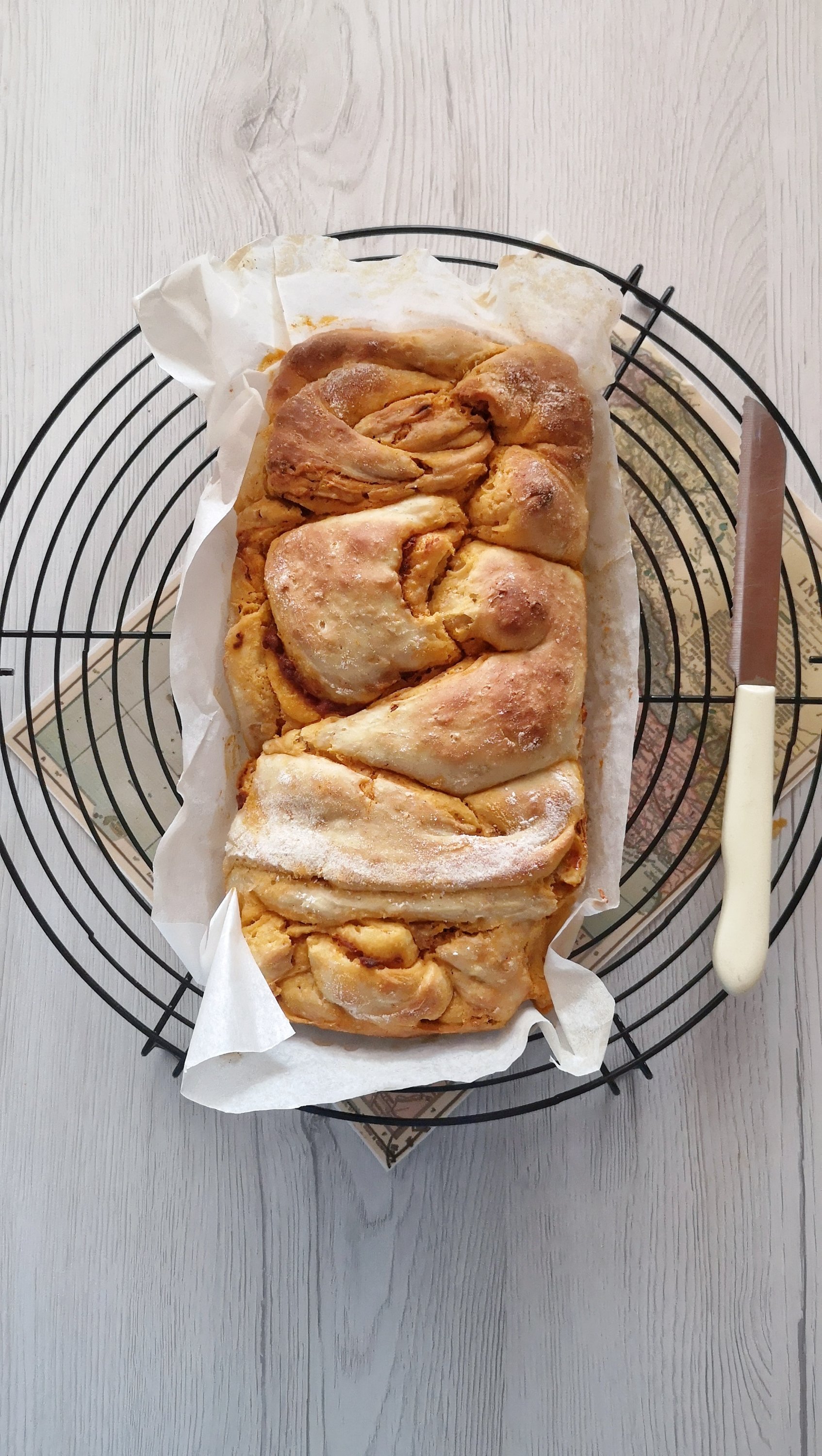 La ricetta della babka salata con pesto di pomodori secchi