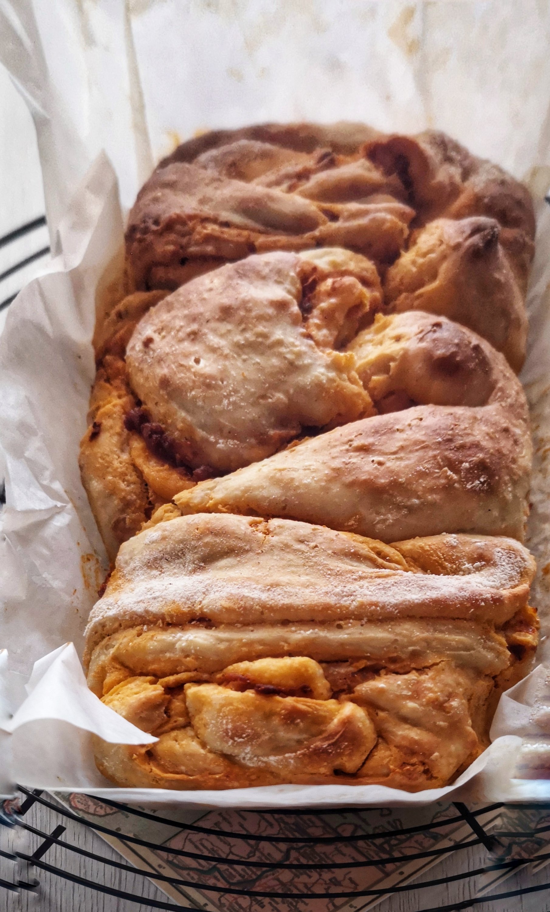 La ricetta della babka salata con pesto di pomodori secchi