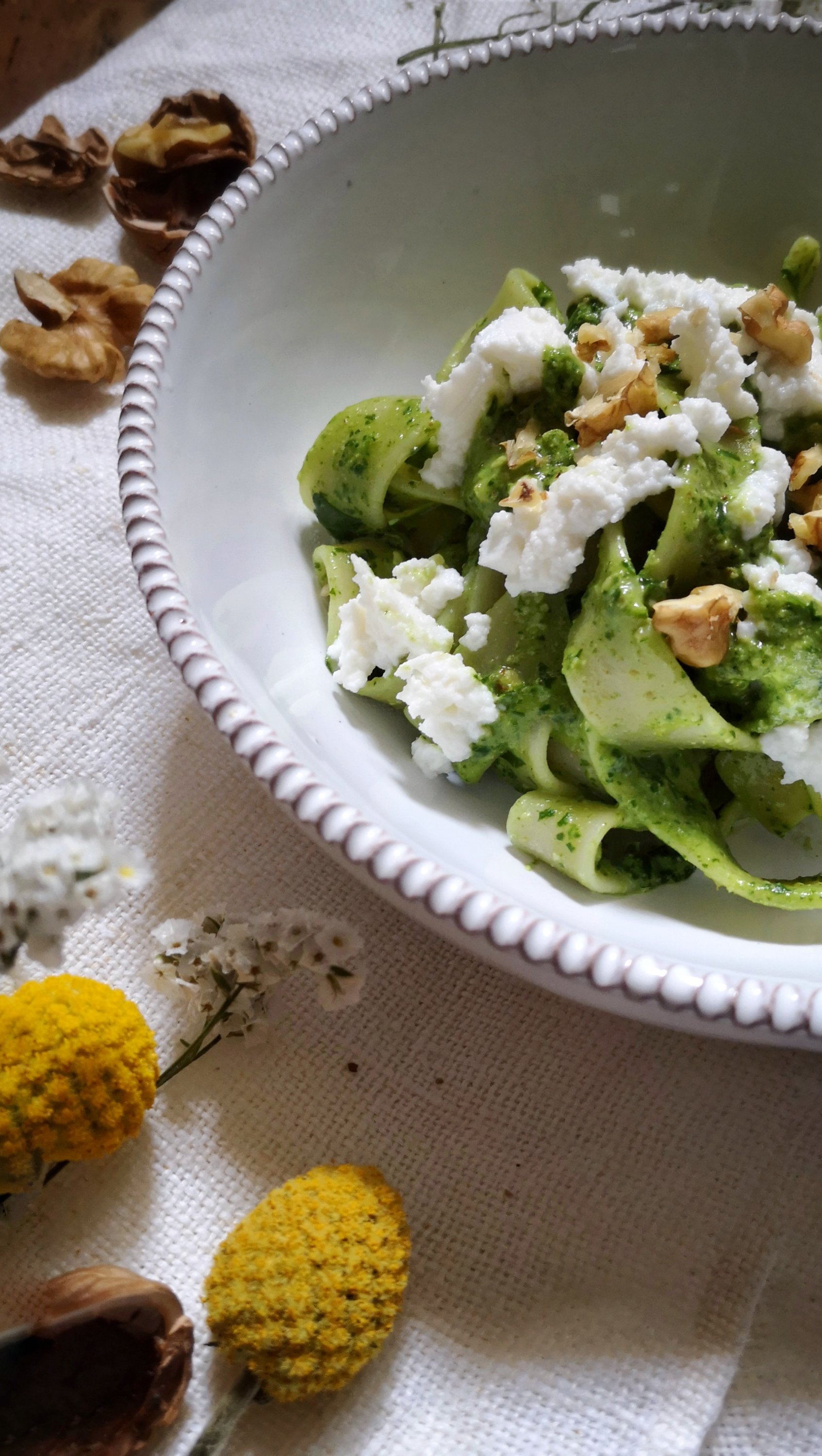 La ricetta delle pappardelle con pesto di noci e rucola