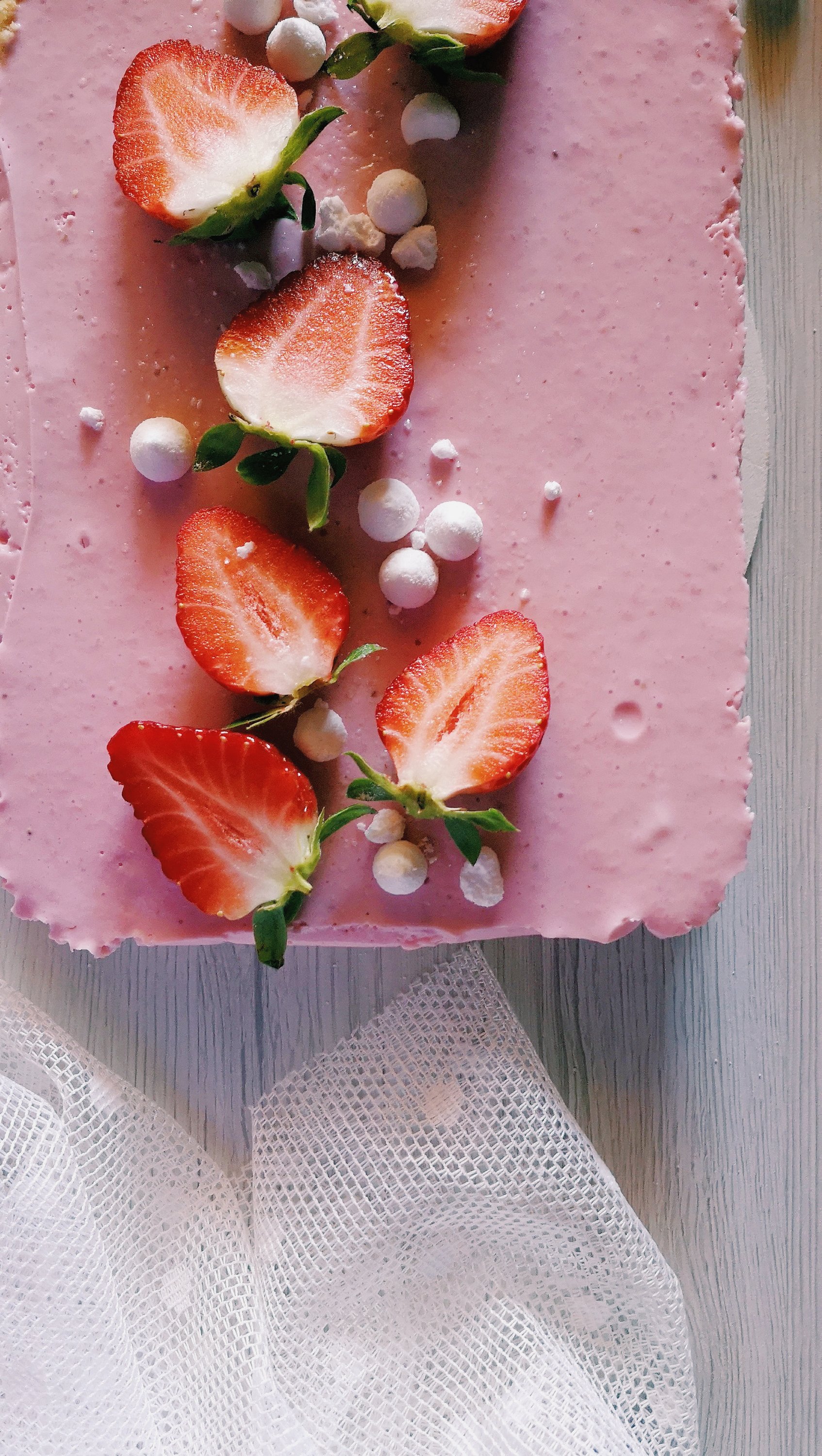 La ricetta della torta fredda allo yogurt e fragole