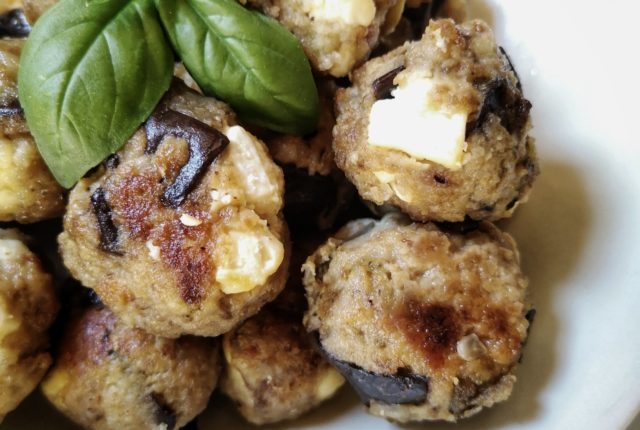 Polpette di macinato con melanzane e feta