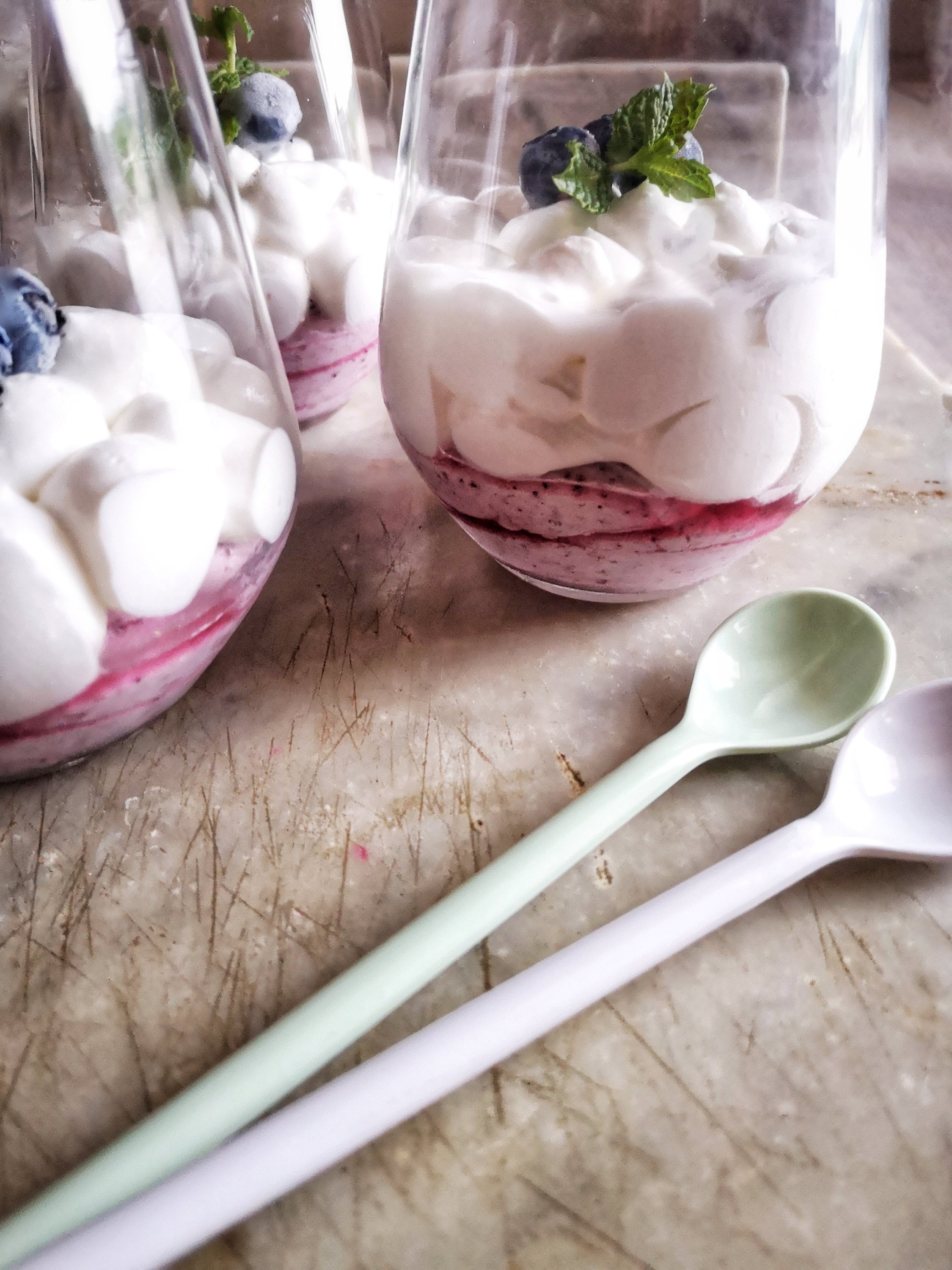 Bicchieri bicolori con mirtilli