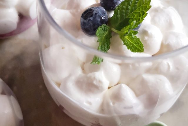 Bicchieri bicolori con mirtilli