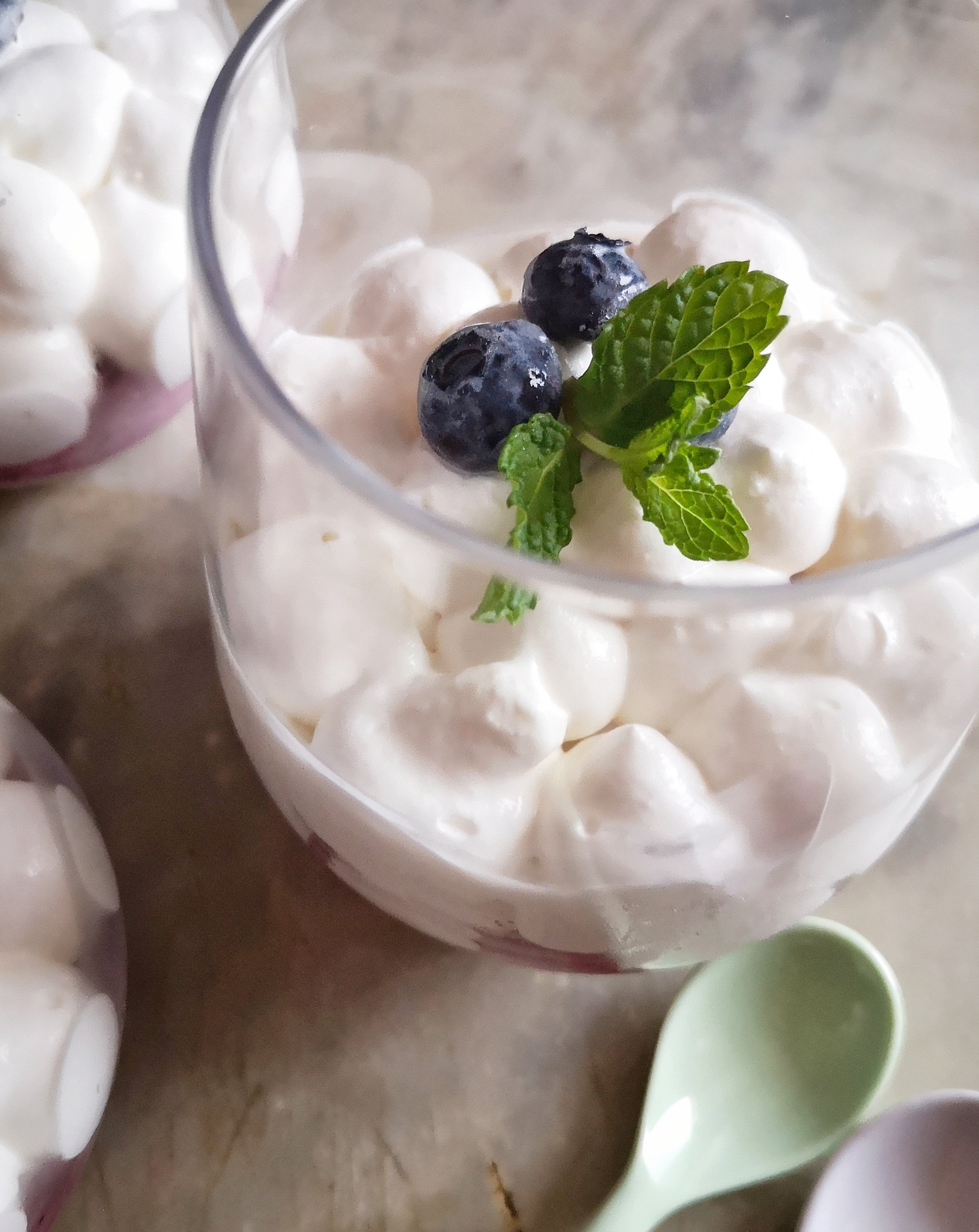 Bicchieri bicolori con mirtilli