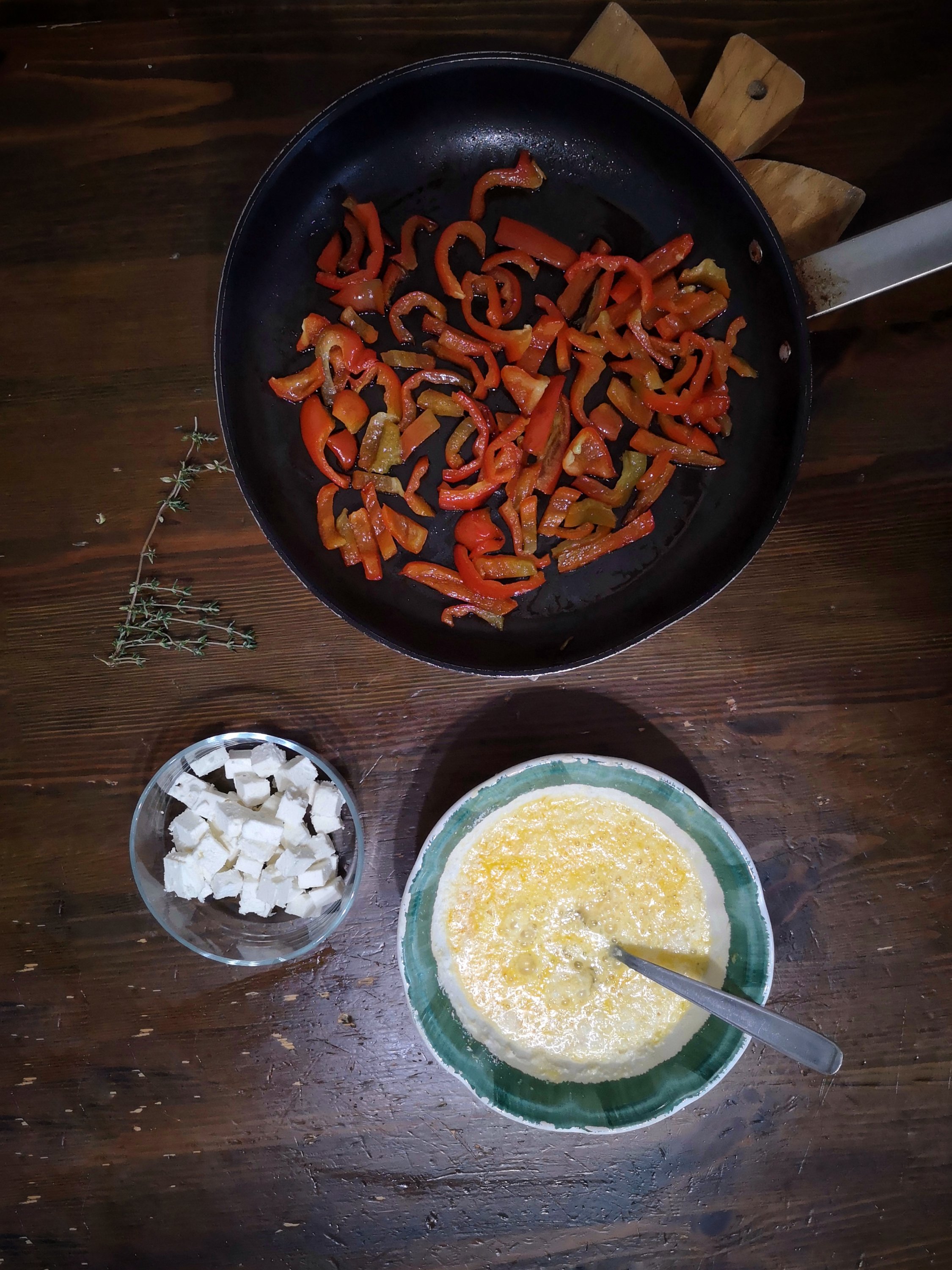 Frittata con feta e peperoni, in fase di preparazione