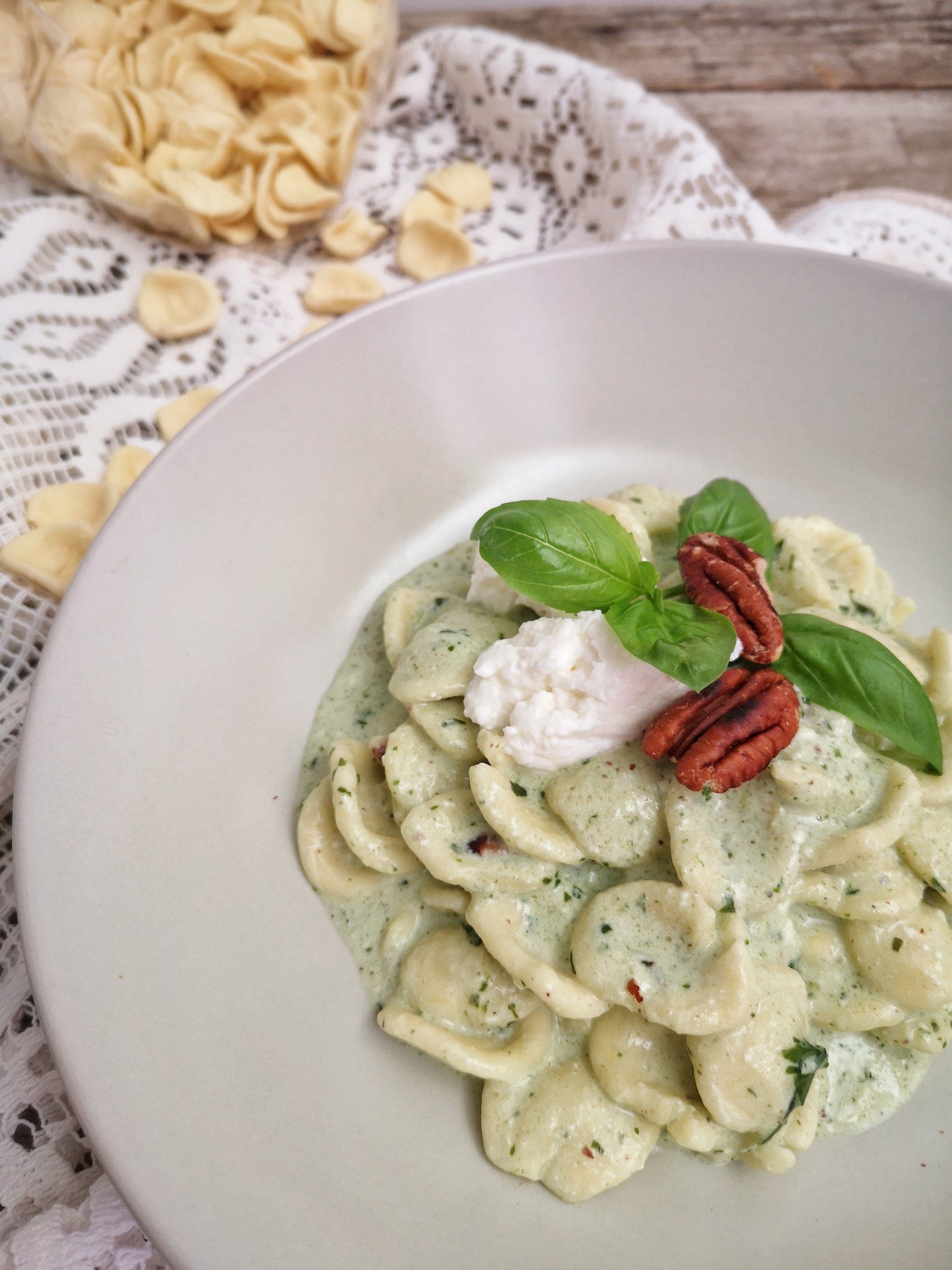 Orecchiette con crema al basilico