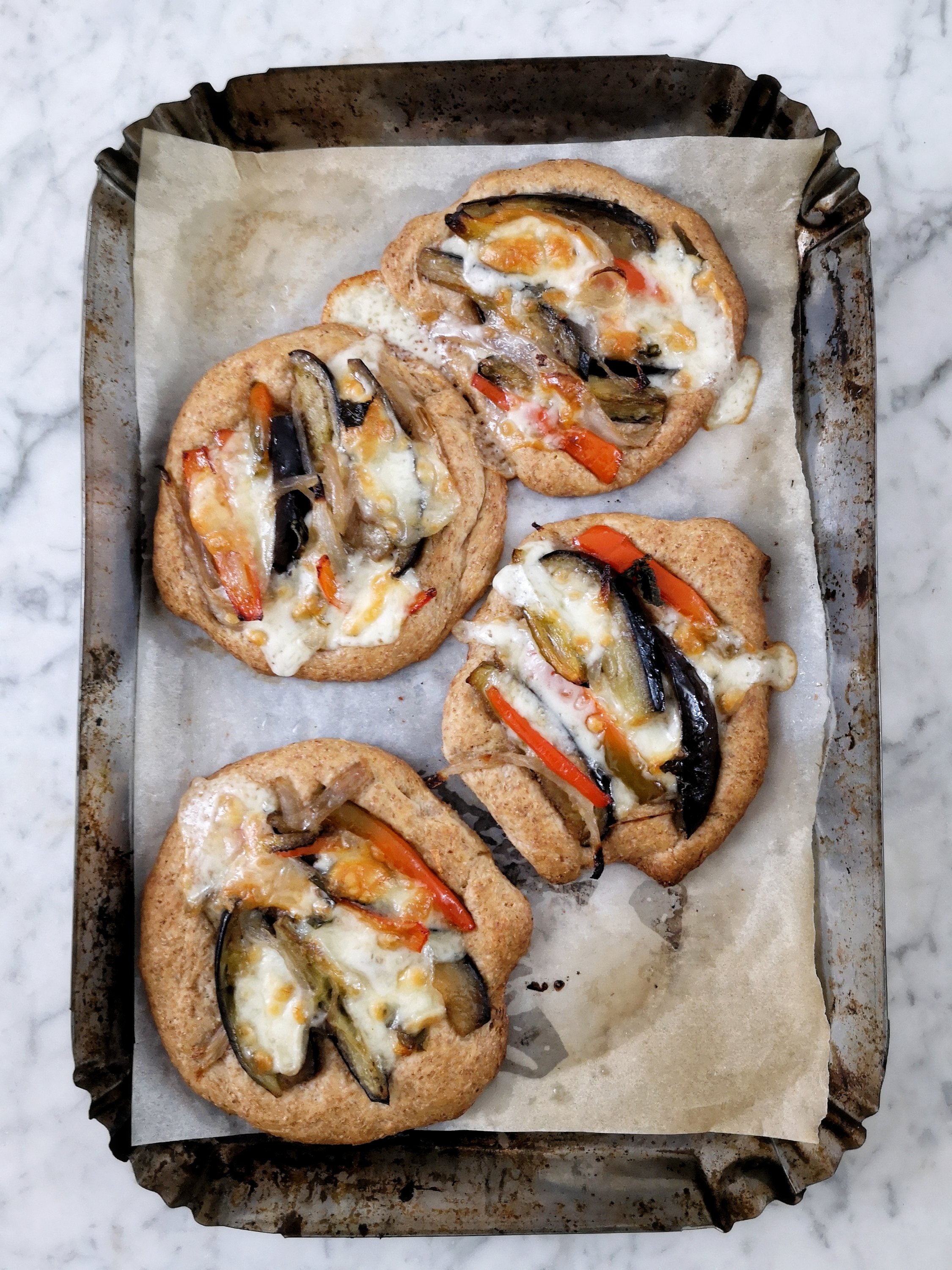 Focaccine integrali con verdure e formaggio Bra