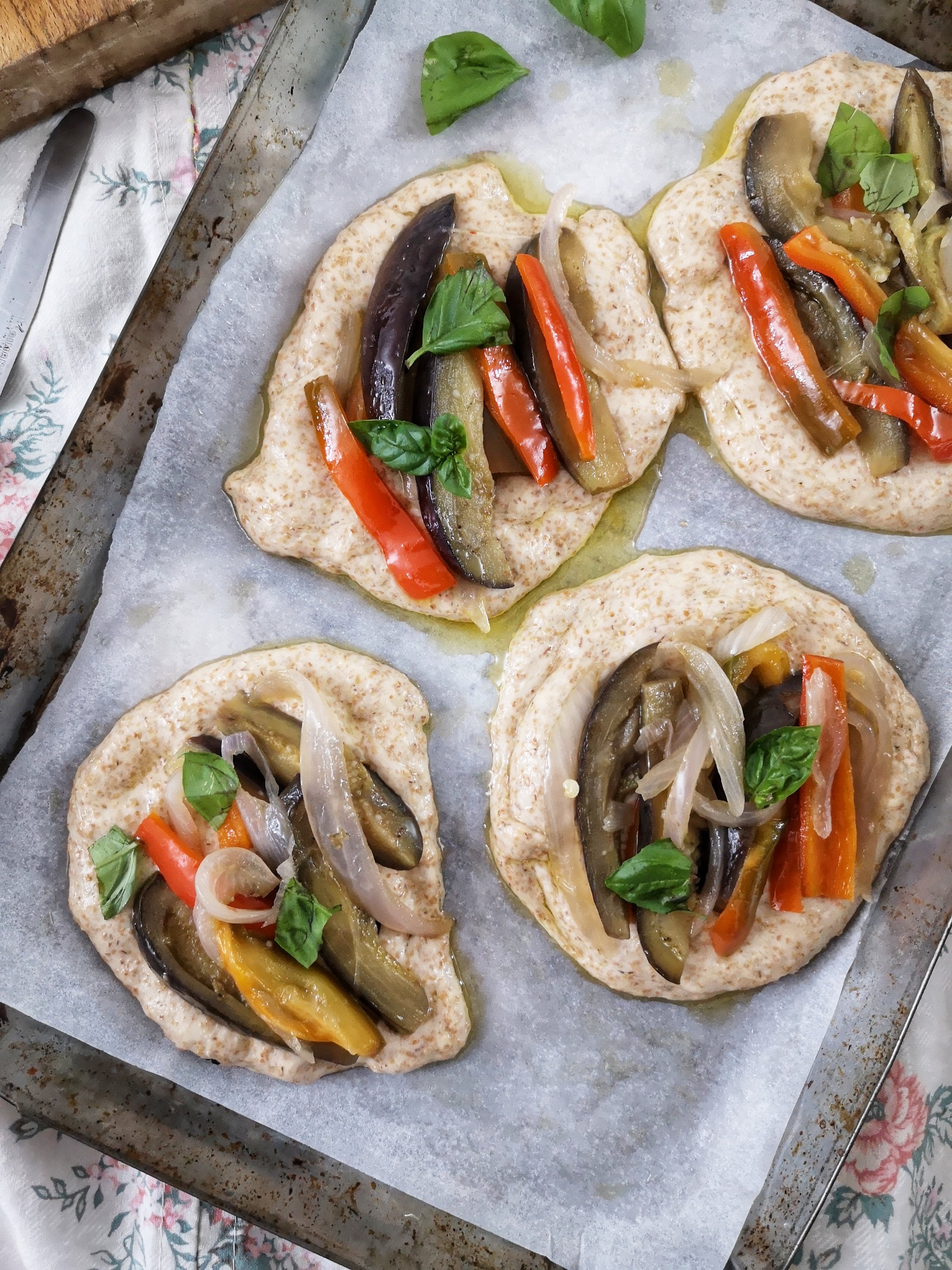 Focaccine integrali con verdure e formaggio Bra