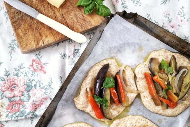 Focaccine integrali con verdure e formaggio Bra