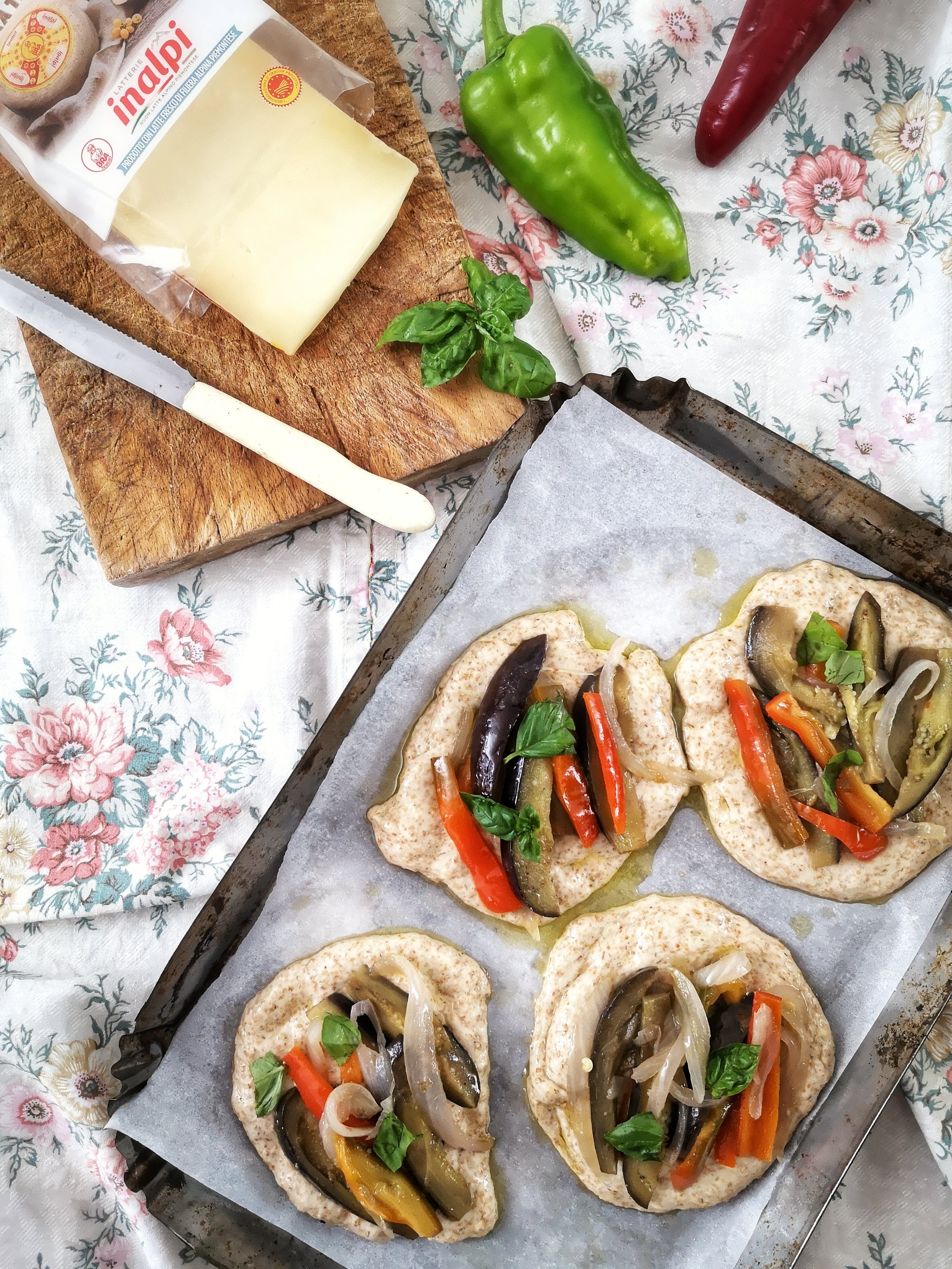 Focaccine integrali con verdure e formaggio Bra